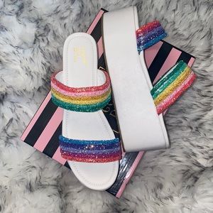 BRAND NEW: Platforms sandals